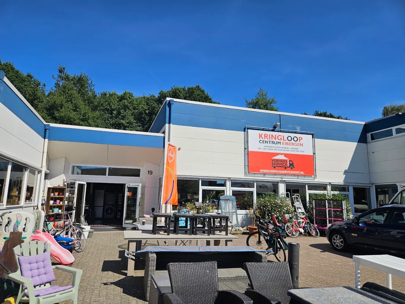 Interieur van kringloopwinkel met tweedehands spullen