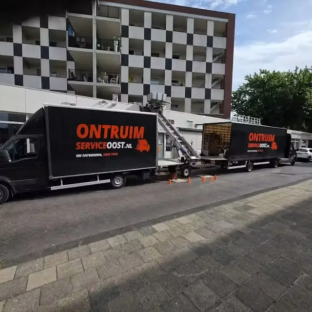 Medewerker van Ontruimservice Oost bij een bedrijfsbus